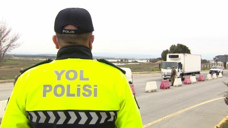 Nəvai\" postunda gərginlik: Sürücü maşını polislərin üstünə sürdü - ANBAAN  VİDEO