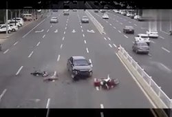 Dəhşətli qəzadan görüntü:Qadın sürücü motosiklet qarışıq kişini əzdi