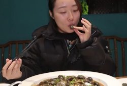 Çinlilər bu dəfə daşdan yemək hazırladılar  —  VİDEO