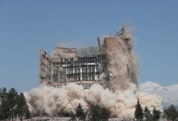 Ermənistan Müdafiə Nazirliyinin keçmiş binası partladıldı - VİDEO