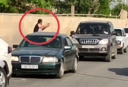 Avtomobillərə “silah” tuşlayan şəxsin kimliyi bilindi - Video