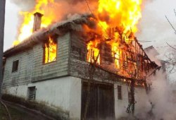 Abşeronda 4 otaqlı ev yandı
