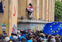 Tbilisidə etirazçılar parlament binası qarşısında - VİDEO
