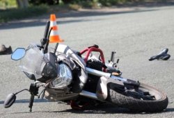 Gəncədə motosiklet divara çırpıldı - sürücü xəsarət aldı