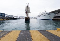 İspaniya Rusiyanın "Ştandart" freqatına öz limanına daxil olmağa icazə verib