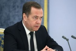 "Ukrayna nüvə bombası yarada bilər" -Medvedev