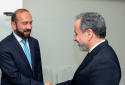 Mirzoyan İstanbulda iranlı həmkarı ilə görüşdü