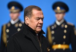 Medvedev hərbçilərlə görüşdə