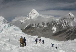 Everest turistlər və alpinistlər    üçün    bağlandı