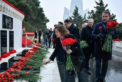 Fransa səfiri Şəhidlər xiyabanını ziyarət etdi- Foto