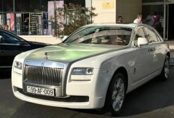 Bakıda hərraca çıxarılan lüks “Rolls Royce”un sahibi kimdir? (FOTOLAR)