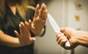 34 yaşlı qadın küçənin ortasında vəhşicəsinə bıçaqlandı -VİDEO