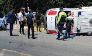 Bakıda qəzaya düşən ambulans aşdı- VİDEO