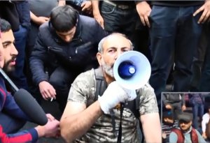 Протестующие все еще удерживают центр Еревана