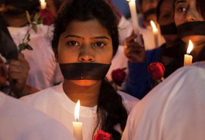 Hindistanda 17 yaşlı qızı zorlayıb, yandırdılar
