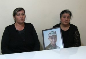 Родители убитого офицерами армянского солдата: Наш сын умер за детей богачей