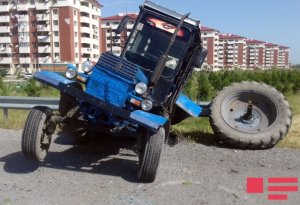 Bərdədə qatar traktoru vurub,kişinin ayağı qopdu + FOTOLAR