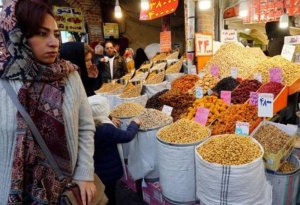 İranda mağazaya girənlərin dodaqları uçuqlayır
