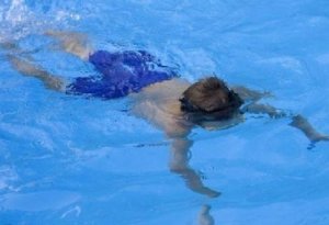 6 yaşlı uşaq hovuzda boğuldu