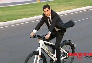 Türkmənistan prezidenti iclasa velosipedlə gəldi