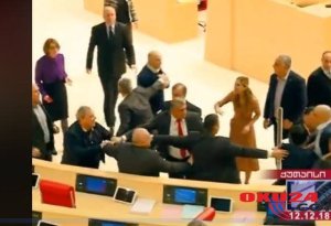 Parlament şok: Qadın deputat kişi vəkilə hücum çəkdi
