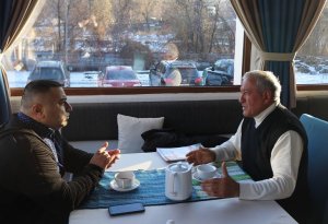 Diplomatların davası, müəmmalı məktublar və çat verən səfirlik - Kiyevdən reportaj