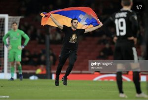 “Arsenal” - “Qarabağ” oyununda erməni Qondarma ölkənin bayrağı ilə meydana hücum etdi - FOTOLAR