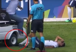 Futbolçu zədələndi, köməyə gələn təcili yardım maşını ayağının üstünə çıxdı, sağ ayağını da qırdı +VİDEO
