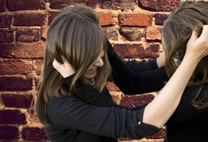 Ölkə bu görüntüdən danışır: Məktəbli qızlar saçyoldusuna çıxdı