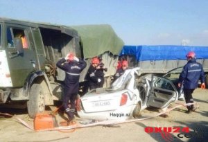 Bakıya gələn taksi dəhşətli qəzaya uğradı: 2 ölü, 3 yaralı – Foto
