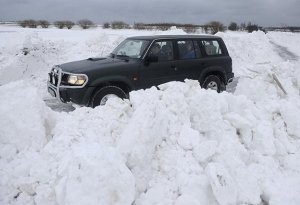 Qubada təhlükəli anlar: Qarda batıb qalmış qızların köməyinə polis gəldi