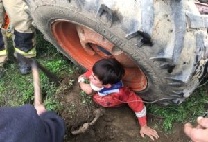 Dəhşətli kadrlar: 12 yaşlı uşaq tonluq traktorun altında qaldı (18+FOTOLAR)