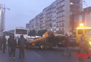 Bakıda növbəti avtobus qəzası: reklam LÖVHƏSİNƏ ÇIRPILDI VƏ... - FOTO