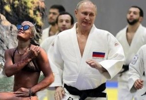Putini nakauta salan qadın kimdir? (FOTOLAR)