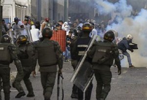 Venesuelada xalqla ordu arasında qanlı toqquşma - General girov götürüldü