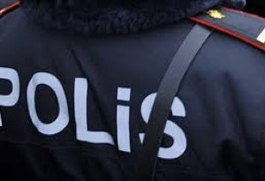 Yol polisi Bakının mərkəzində özünü avtobusun altına atdı