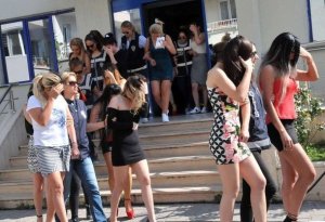 Fahişəxanada əməliyyat:Azərbaycanlı qadınlar turistlərlə tutuldu