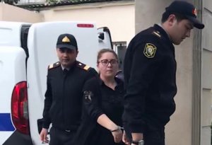Narkotikə görə həbs edilən qadın jurnalistin əli qandallı görüntüsü yayıldı