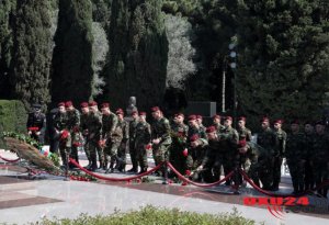 Əsgər Heydər Əliyev babasının məzarını ziyarət etdi - FOTO