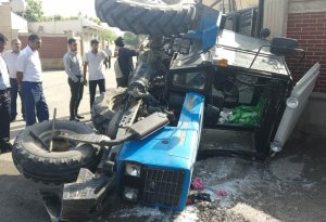 Kürdəmirdə dəhşətli qəza:traktor çevrildi,sürücünün beli sındı