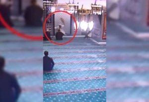 Məsciddə namaz sırasında görün nə oldu?