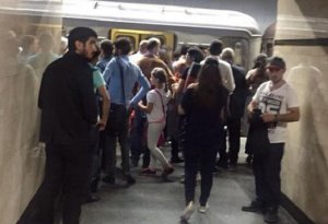 Bakı metrosunda qorxunc anlar:Qadın özünü qatarın altına atdı