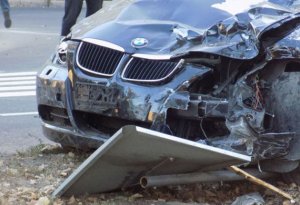 Bakıda BMW reklam lövhəsinə çırpılıb yandı - Ölən və yaralı var