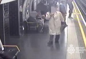 Metroda dəhşət:91 yaşlı kişi qatarın altına atıldı