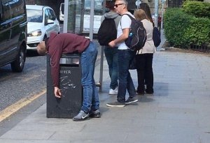 İstilərdən bezən qadın lüt soyunub, eyvanda günəşləndi - FOTO