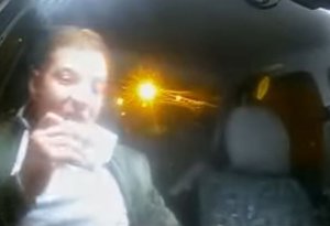 ŞOK görüntü: Polisin saxladığı sürücü vəsiqəni yedi