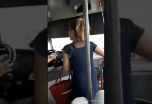 Avtobusda dəhşət: Qadın ayağı ilə qapını sındırdı