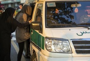 İranda dəhşət: Qadına hicabı səhv taxdığı üçün cinayət işi açıldı,özünü yandırdı