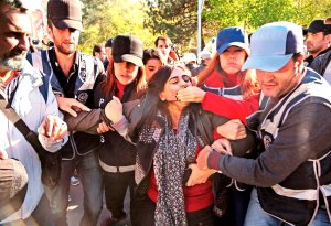 Türkiyədən ŞOK görüntü: Azərbaycanlı qadınlar kütləvi şəkildə deport edilir