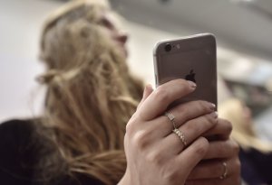 Rəfiqələr “iPhone”a görə 19 yaşlı gənci zorlayıb telefona çəkdilər